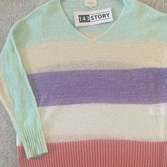 143 Story color block v-neck, lightweight sweater. - Picture 2 of 7